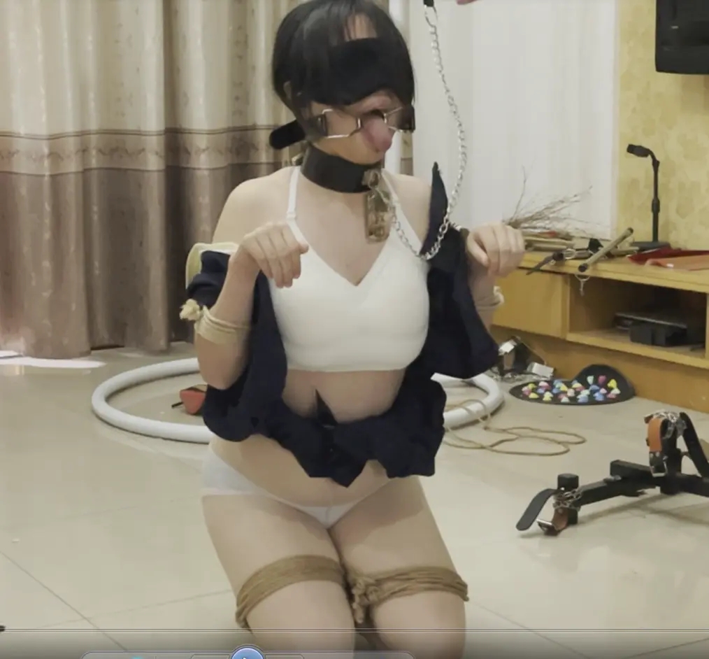 你的女神我的狗-慕狗薇薇驯化记，口枷舌头伸出+K9跪爬+牵引爬行训练、踩踏+骑乘臣服、脚踢下面、狗姿训练、狗盆喝水、狗笼体验+棍子戳屁股、摸胸挠痒，主人致力把每个小m都驯化为慕狗，薇薇也不例外...-17
