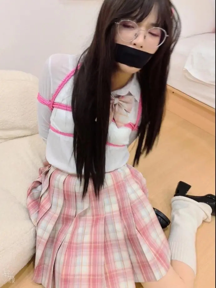 伪娘猫约玩！粉绳捆绑胶带封嘴！-5