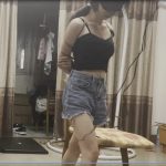 线下真实调教之皮皮五花牛仔裤跪缚打屁股+电击调教，皮皮跪在椅子上屁股先被各类SP工具抽打，然后上电击片电击，究竟哪个更疼一些呢，开着电击器放置在那，好好享受吧….