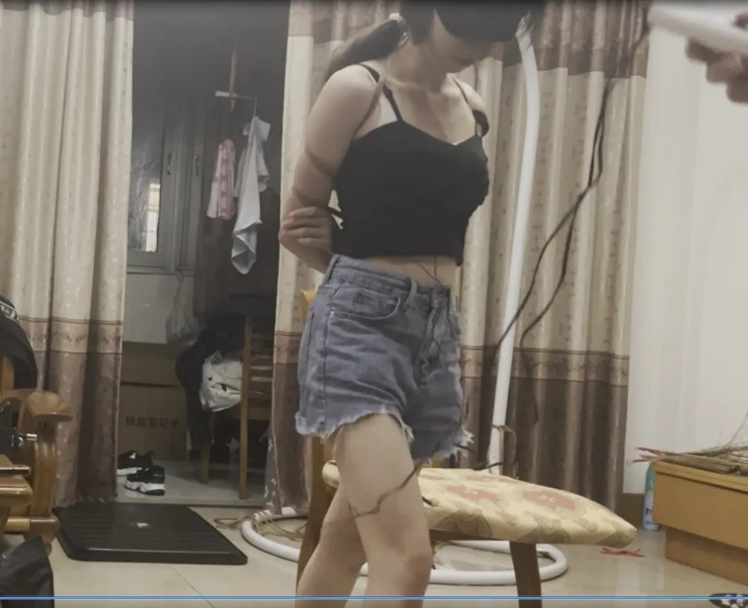 线下真实调教之皮皮五花牛仔裤跪缚打屁股+电击调教，皮皮跪在椅子上屁股先被各类SP工具抽打，然后上电击片电击，究竟哪个更疼一些呢，开着电击器放置在那，好好享受吧....-1