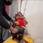 圣诞小姐单腿吊缚被 折磨到想哭