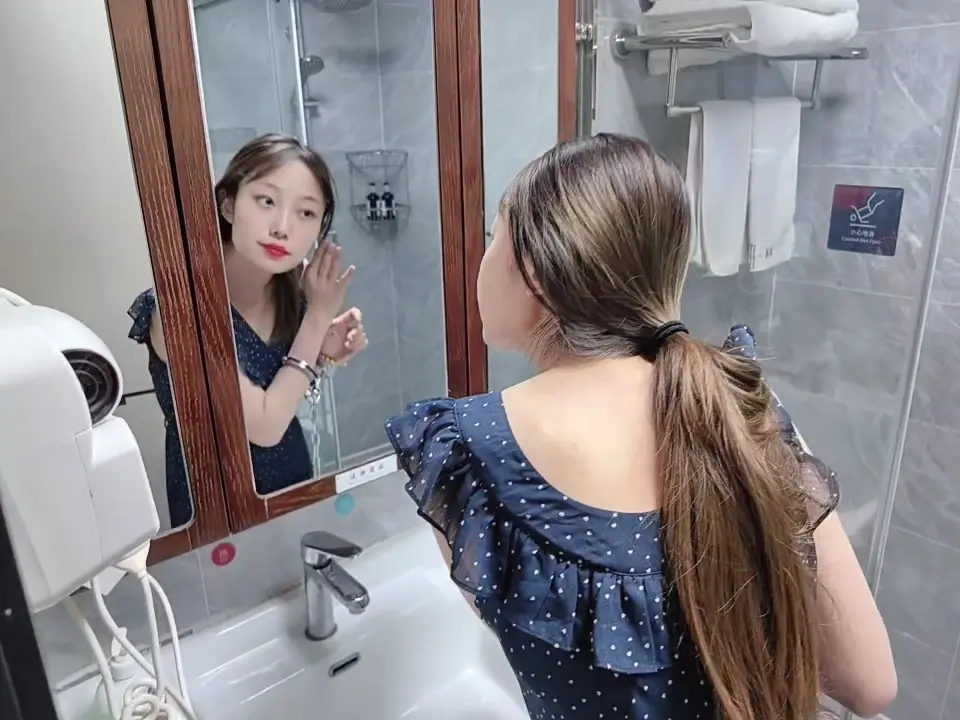 定拍《奴隶女友》第一集 反差女友带镣收拾屋子等主人男友回家 换装紧缚-6