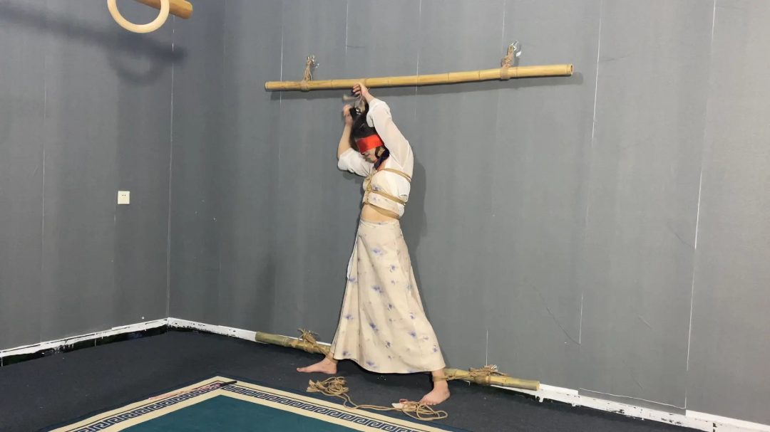 古风小姐姐被大字捆绑羞辱，带口球拉丝-1