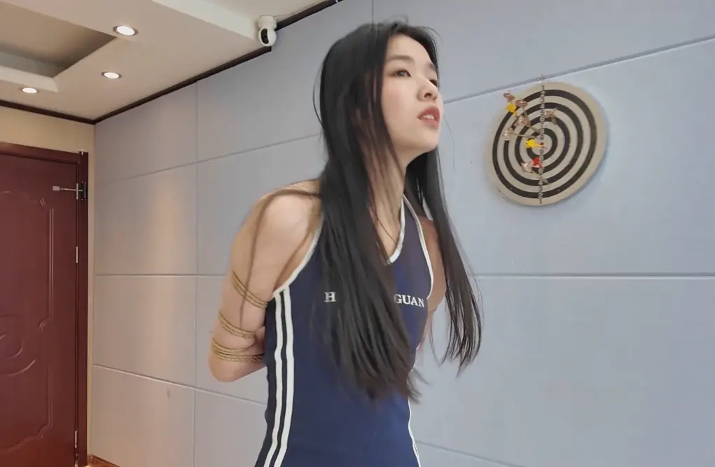 瘦弱的陈婧舒被捆绑挣扎-9