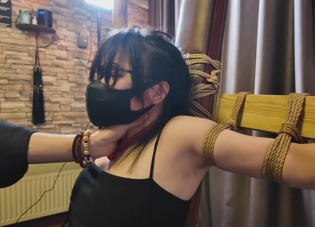 女m姜晓岚老虎凳挠痒鞭打-8
