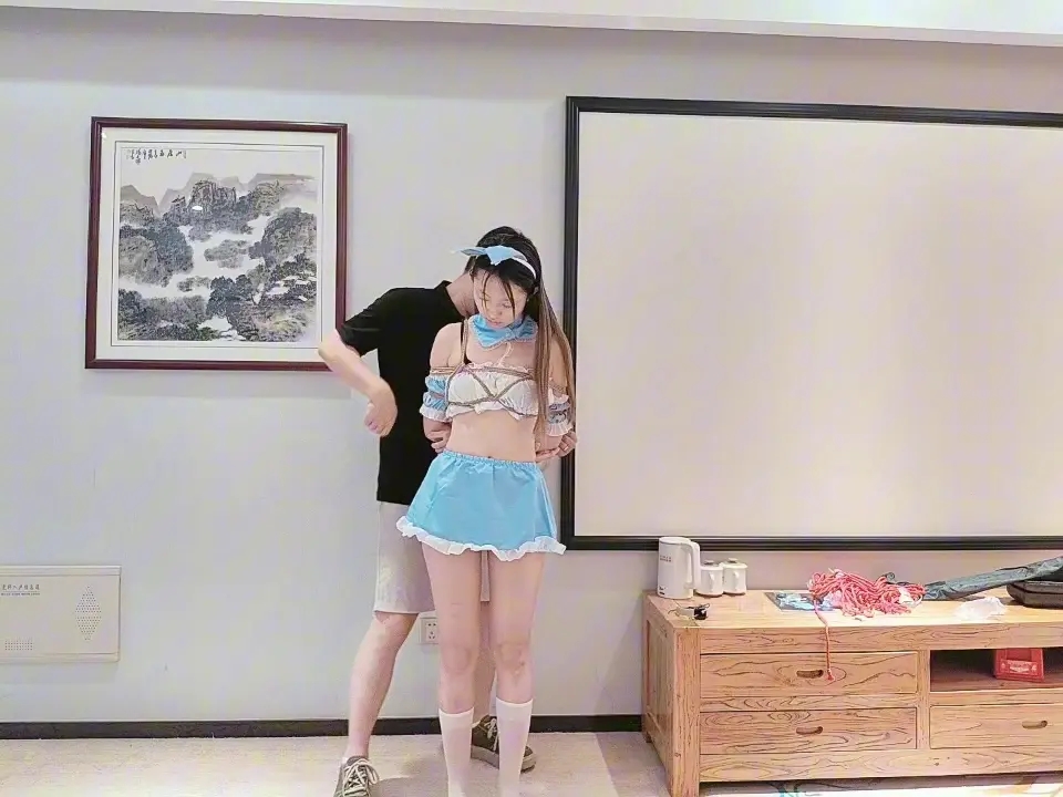 定拍《奴隶女友》第一集 反差女友带镣收拾屋子等主人男友回家 换装紧缚-8