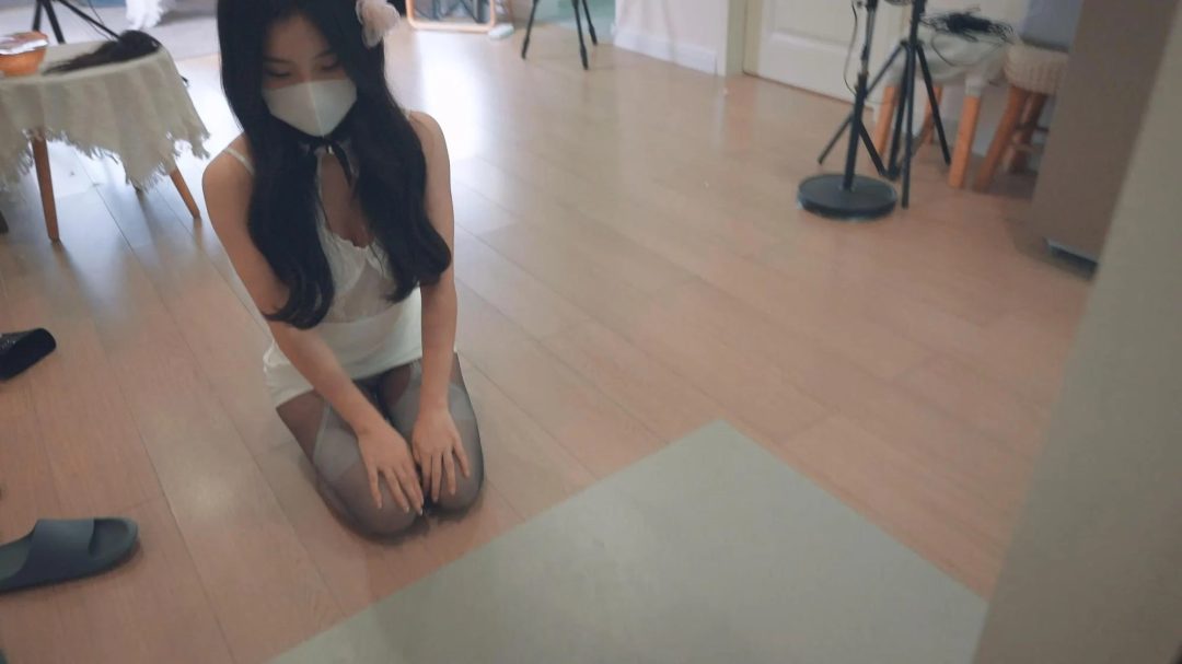 《被驯服的美艳少妇》下 淫荡少妇M腿，深喉调教，桌子开腿，腿一张一合迎合调教，最后放在卧室门后拴上狗链-7