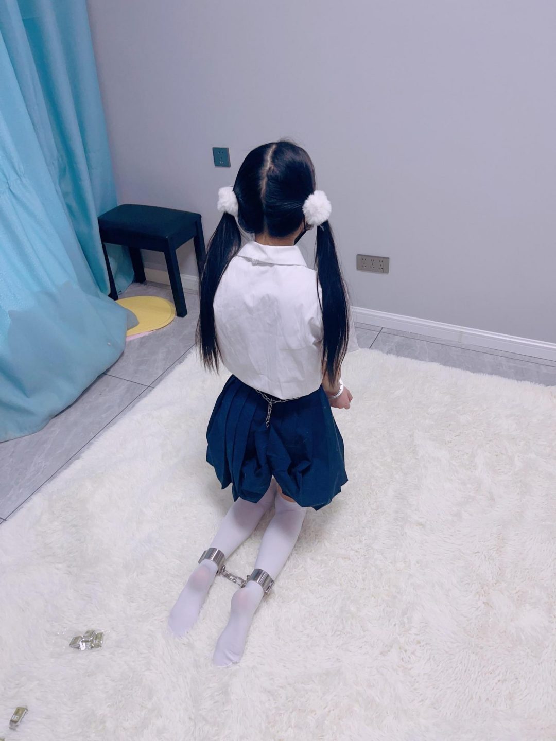 茶茶女囚体验5-双马尾白丝萝莉佩戴镣铐展示+铁链股绳连接手铐-4