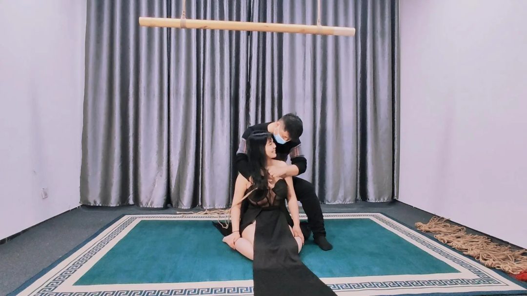 一米七六的成熟少妇第一次来工作室体验绳艺，各种挑逗绳师，被吊了起来-1