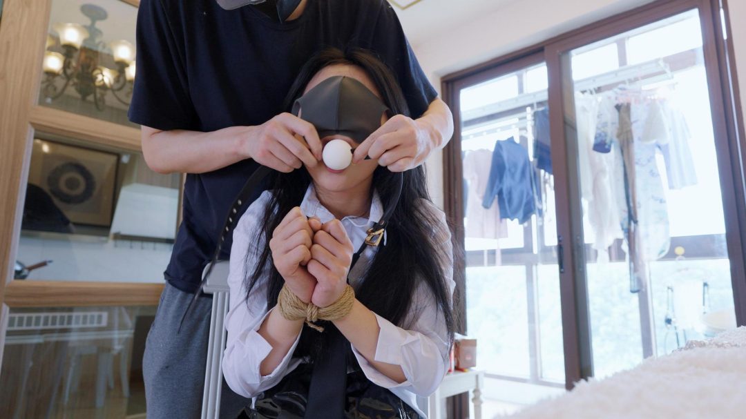 【悠米定拍】《女白领的危机4》趁女上司睡觉偷偷绑住她，一边抚摸一边欣赏美腿，女上司醒来后扬言要开除小强，办公桌四仰八叉捆绑+丝袜赛嘴+口球堵嘴……-2