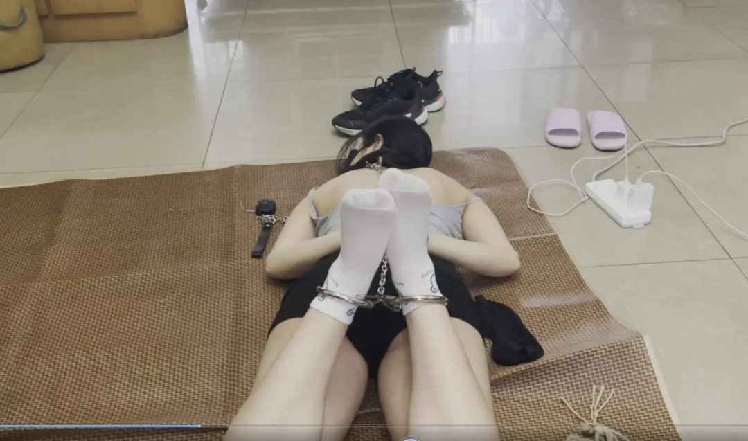 线下真实调教之超漂亮新m阿然定时锁镣铐自缚被主人发现后加固并调教！镣铐驷马自缚+指拷+挠痒+抽背+sp+抚摸+踩踏羞辱+项圈强制抬头+口枷口水收集，阿然自己把自己锁成驷马，结果主人来了直接定时锁调成两-17
