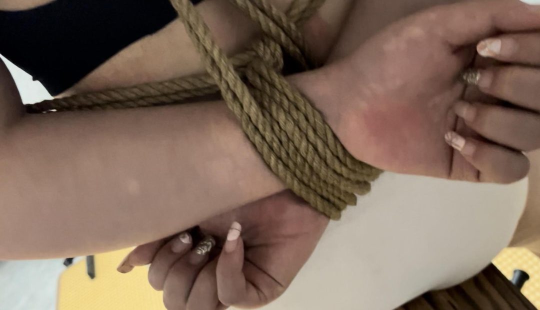 线下真实调教 三角木马 吊腿 电击惩罚 三角木马腿吊起 电击片贴胸/屁屁上 踩踏羞辱 SP打屁屁 打耳光 打脚心-5