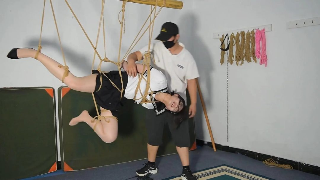 18岁女高生侧吊，被水弹击打，挠痒，无法反抗，又从中找到了欢乐愉快的乐趣，享受其中-2