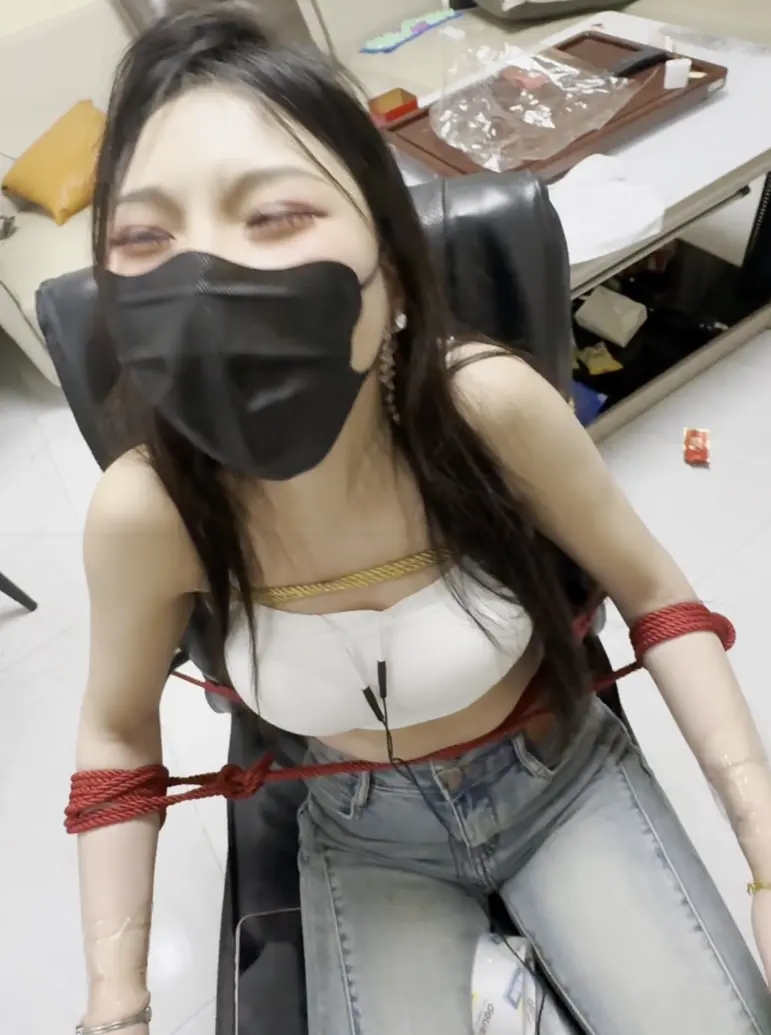 郊狼固定电击折磨玩弄美女希希(1)-3