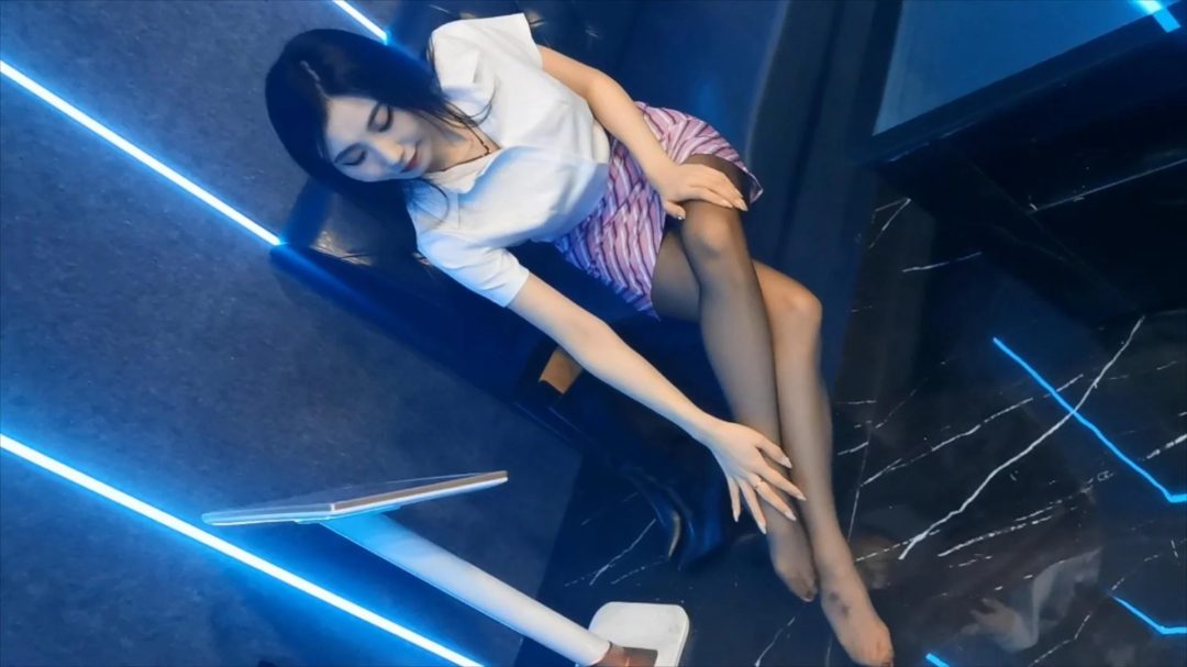 K歌太无聊？吊起琳琳陪唱-1