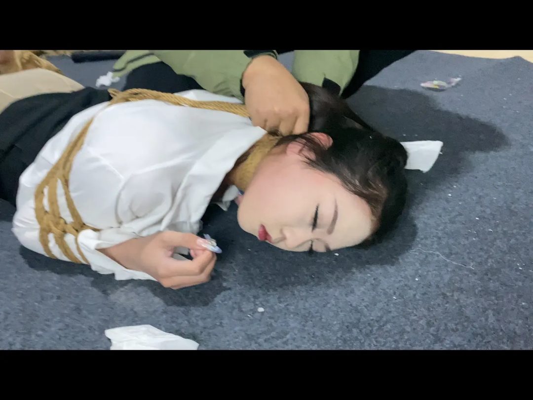 孙若薇网约车惊魂。小美女被绑架，玩弄。最后被累死抛尸荒野-10