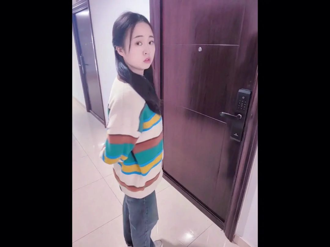 可爱学生妹小语绝版视频 户外后手+丝足跪绑玩弄+JK群口塞蹂躏调教-5