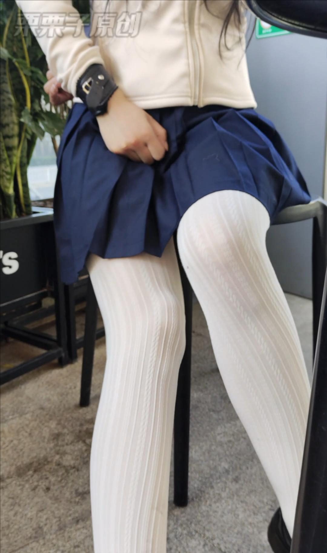 【栗栗子原创】《堕落的邻家妻子 05》 户外调教、户外餐厅、户外餐厅失禁、自缚、白丝、项圈、手铐-6