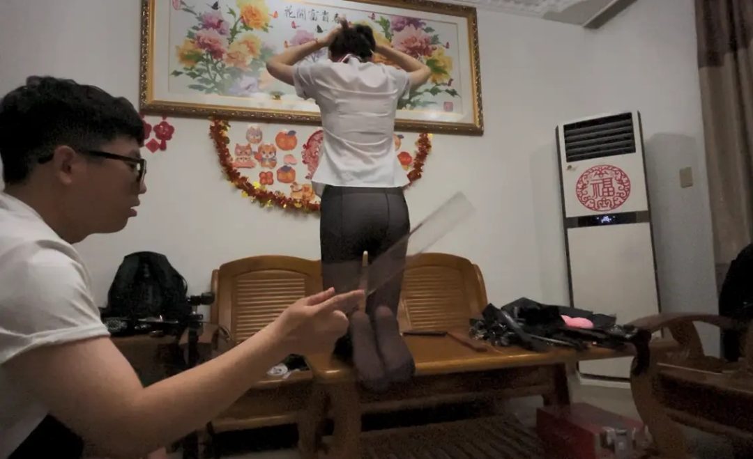 客户定拍调教之黑丝职业装鞭打惩罚【上】，小m皮皮被要求穿上高跟鞋和黑丝职业装，以各种羞耻姿势被狠狠抽打，红红的屁股清晰可见，还要做深蹲，而且要把下一个工具举过头顶罚跪增加羞耻感，屁股、手心脚心、大腿小-3