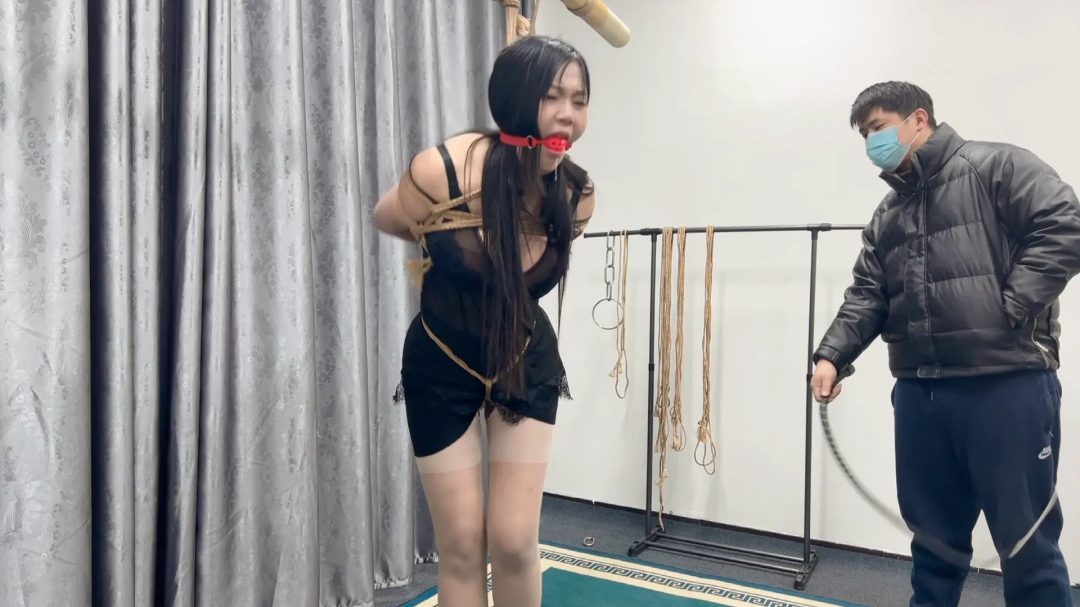 176成熟少妇换上黑色情趣勾引主人，把手吊起来，拿各种鞭子抽胸抽屁股，抽大腿，又被单腿吊起来，带上口球，最后绑成m腿，继续玩母狗，不断失禁-4
