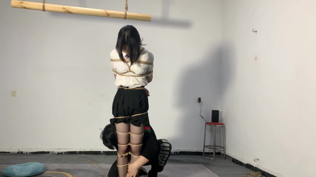 十八岁女高中生初次体验绳艺 双腿被束缚，像小兔子一样蹦蹦跳跳-3