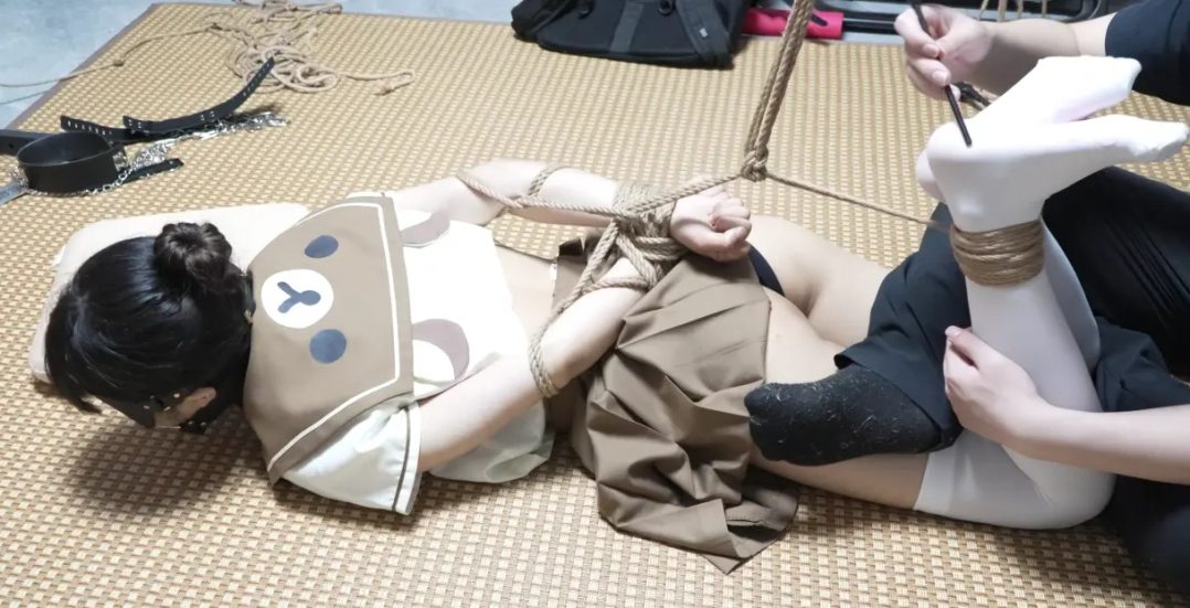 瑶瑶JK/猫爪白袜驷马半小时TK挠痒地狱！驷马/口枷+超长TK挠痒(超怕痒)+打屁屁SP/踩屁股，主人坐瑶瑶腿上问要不要挠脚心换成打屁股，瑶瑶挺倔就不换，笑得口水都流出来-9