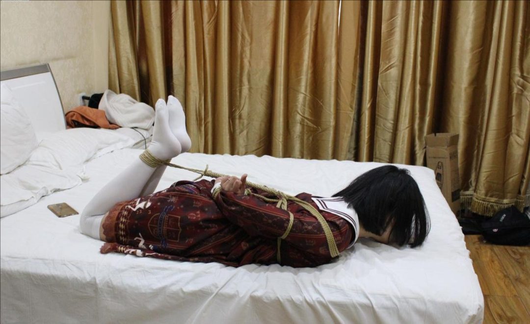 驷马捆绑cos lo娘 挠脚心+sp折磨-1