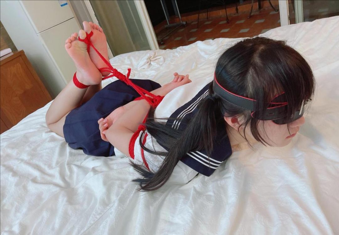 双马尾萝莉茶茶日式驷马绑脚趾TK电击（白幼瘦、极品嫩足、金属口枷、tk+电击虐足、软萌可爱）-4