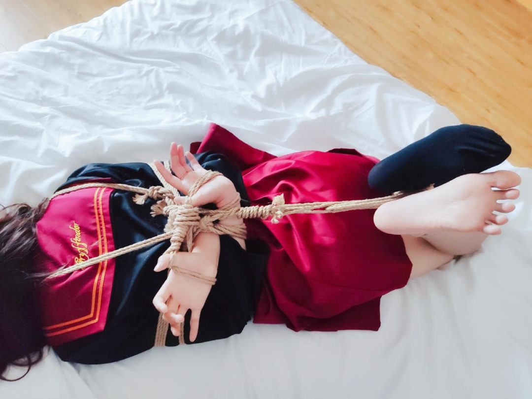 jk少女の足底处刑【改良骏河问/新拷问方式 妹子在恐惧中哭泣呜咽】TK/挠痒/ 真实虐待-2