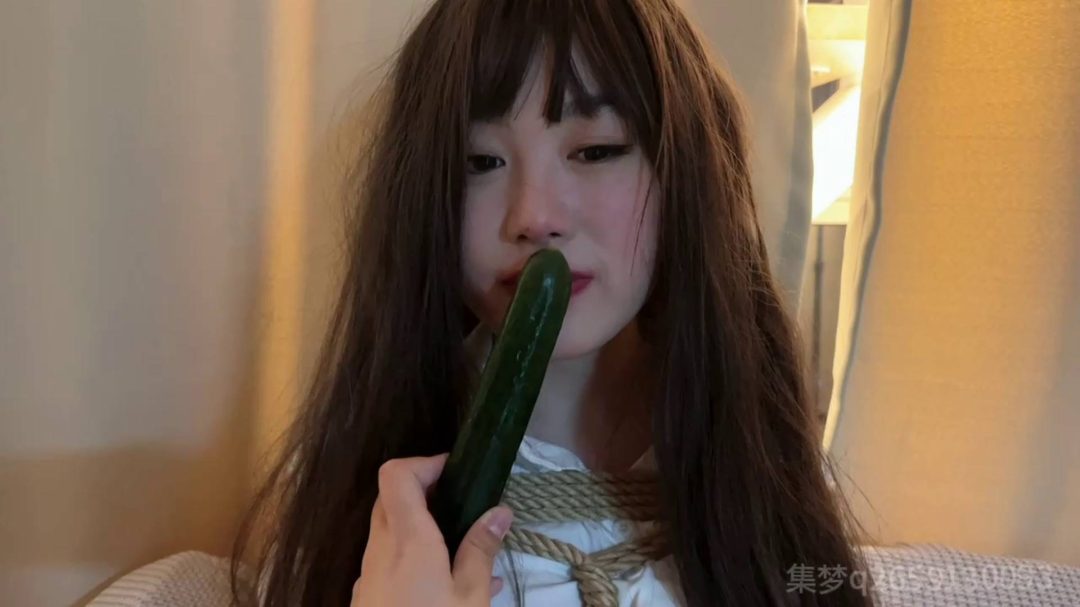 丰满熟女沐沐黑丝堵嘴 被股绳日式紧缚舔黄瓜-4