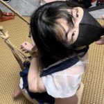 线下真实调教之新模18岁高中生小妖学生装吊脚膝盖着地调教！学生装+股绳吊起+吊脚膝盖着地+五花+打屁股+踩踏羞辱，清纯新妹子看着就像迷人小妖精所以叫小妖，18岁还在高中就被叫过来第一次品尝调教了…