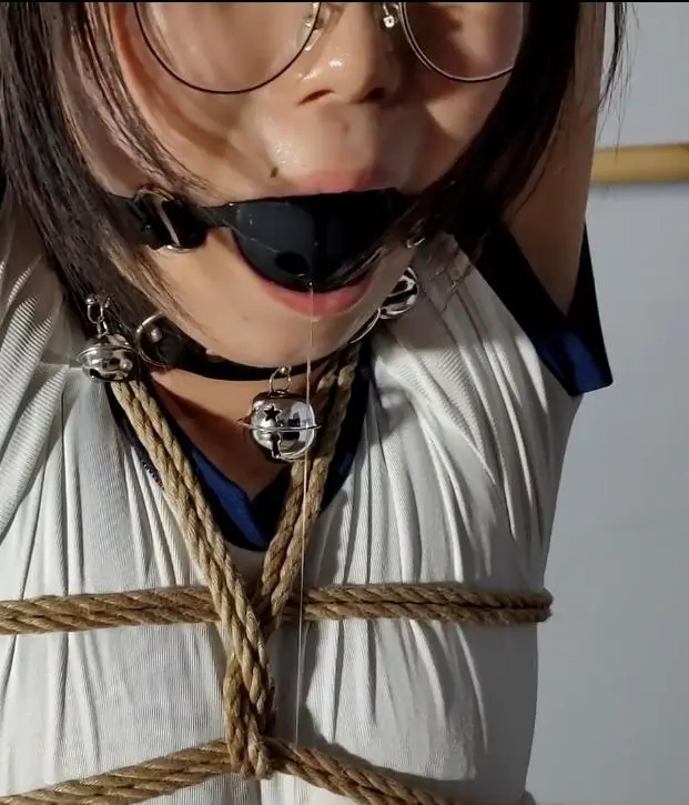 戴眼镜的清纯女孩，被吊在废旧仓库，堵上口球，一顿鞭打，再绑到十字架上欺负-3