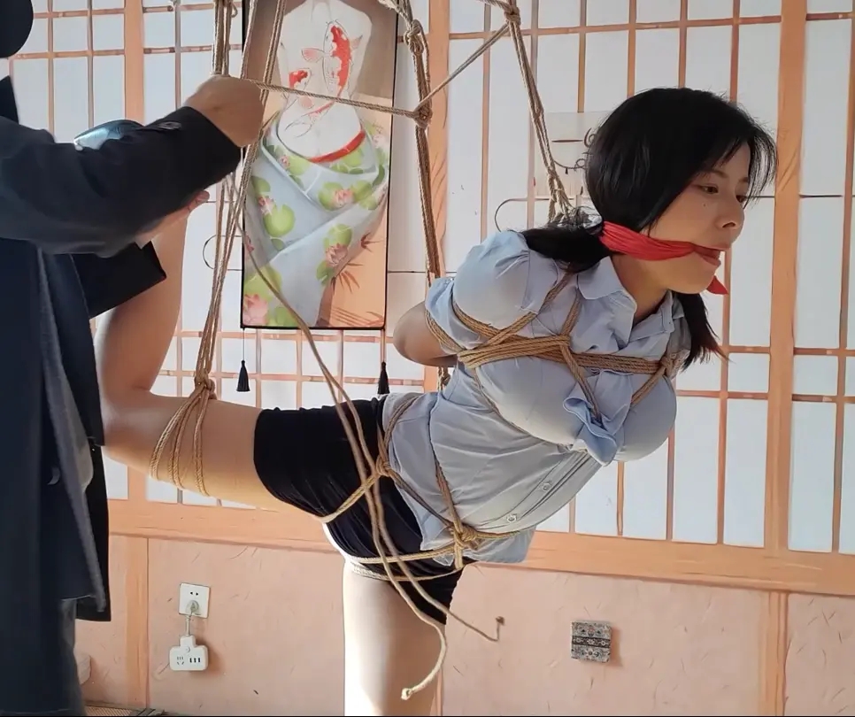 刘若汐体验单腿悬吊-1