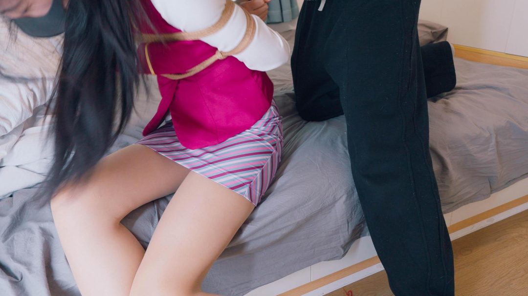 《美女空姐劫持记4》丝足控的福利！！美女空姐被骗参加面试，被咸猪手摸丝袜腿，逃跑抓回捆绑好，揉捏、握住足挠痒，爬到客厅用脚解锁手机，只差一点就可以跑走…-8