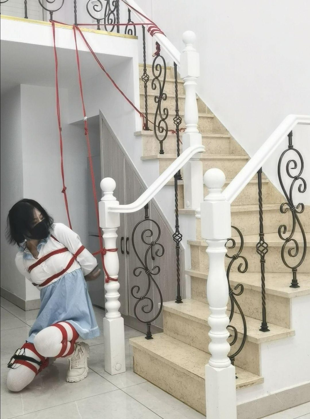 日式折腿电击上楼梯拿钥匙自缚-10