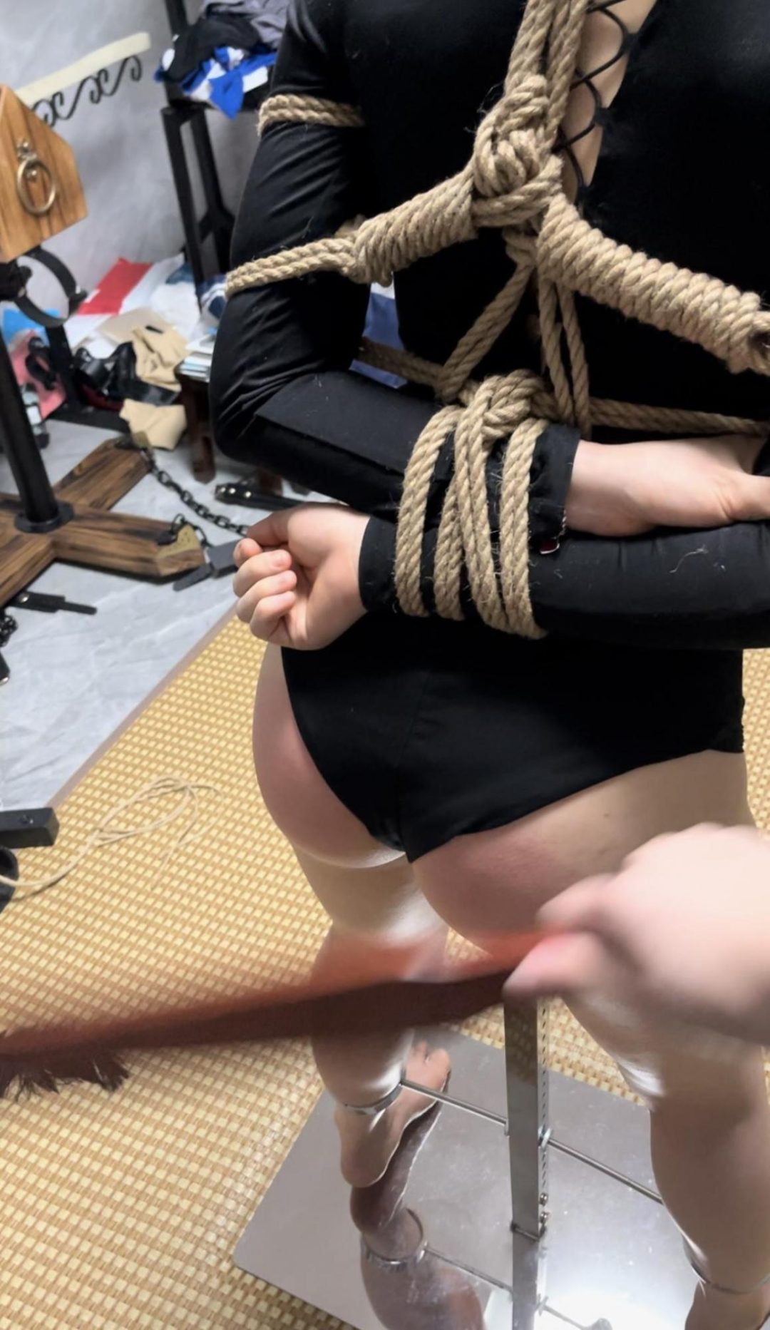 线下真实调教之超漂亮“萝莉姐姐”的求调教之旅！强制踮脚+舌钉负重+打屁屁SP+超狠耳光+手指弹下边/胸，妹子是个年上姐姐但是超级反差，一直想来一次完全沉浸式全身心的调教，那今天主人就满足你.-8