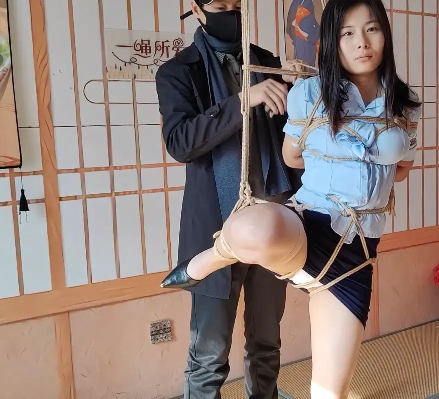 刘若汐体验单腿悬吊-2