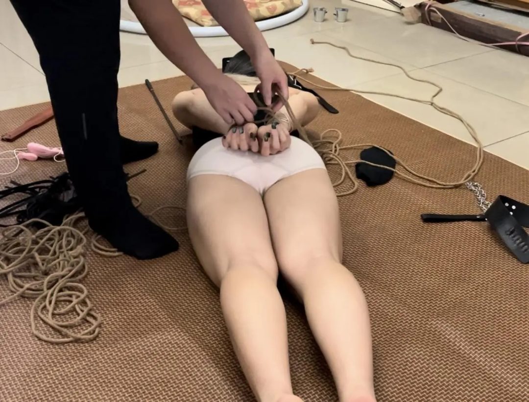 线下真实调教之准大一体育生新模抖m墨依驷马调教！驷马紧缚+扒内裤打屁股+踩踏骑乘羞辱+项圈强制抬头，小m墨依18岁准大一妹子，是超级抖m，但这次连抖m墨依都被打的说不喜欢了，看来下手还真是有点重啊..-5
