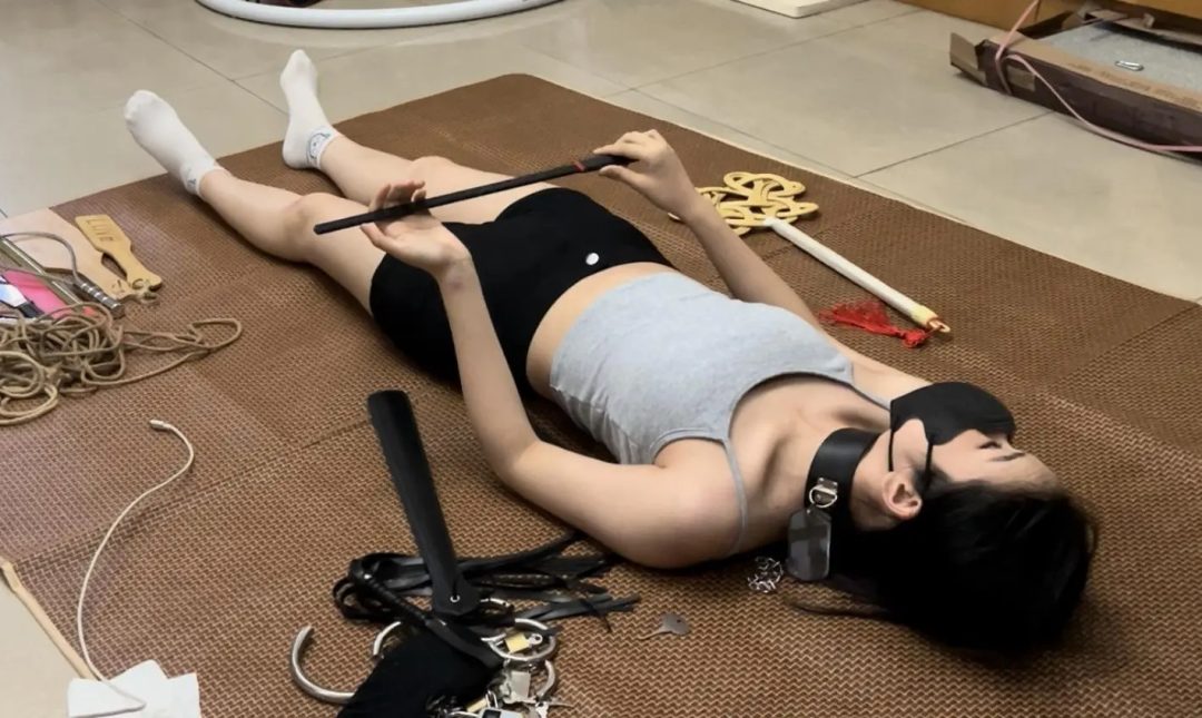 线下真实调教之超漂亮m阿然跪爬架反向束缚！反向跪爬架束缚+骑乘踩踏羞辱+TK+SP挠痒，这次给小m阿然来个反向的束缚架，双手双腿强制分开，躺在那里不能动弹任人蹂躏也很诱人~-9