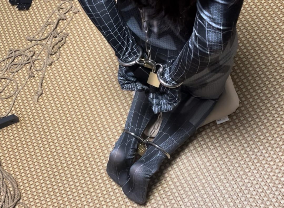 cosplay调教系列之木古小蜘蛛铁链定时锁自缚1小时整+抽打羞辱调教！-6