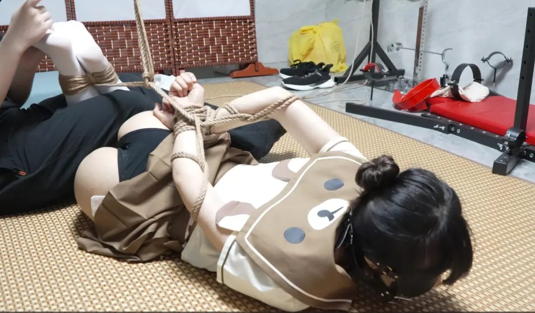 瑶瑶JK/猫爪白袜驷马半小时TK挠痒地狱！驷马/口枷+超长TK挠痒(超怕痒)+打屁屁SP/踩屁股，主人坐瑶瑶腿上问要不要挠脚心换成打屁股，瑶瑶挺倔就不换，笑得口水都流出来-11