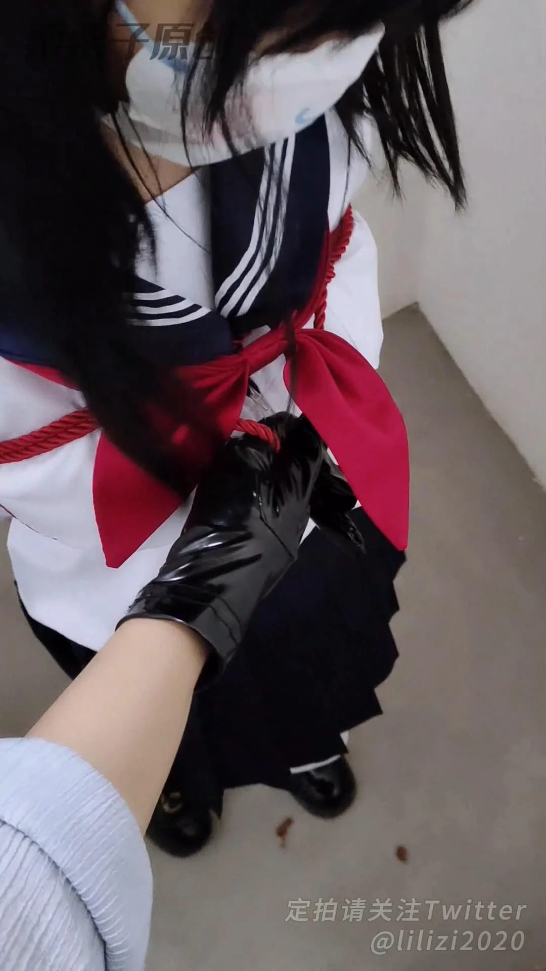 漂亮女孩家中遭蒙面绑匪捂晕扛到地牢牢笼囚禁金属架拘束挠打脚心屁股全身紧敷蹦跶玩弄-1