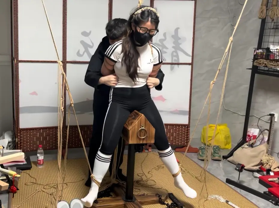 开腿架、三角木马吊脚、强制踮脚罚站股绳拉扯三种惩罚轮番上阵，打屁屁更是超狠，屁屁都打红了，做在木马上还要被挠痒..-3