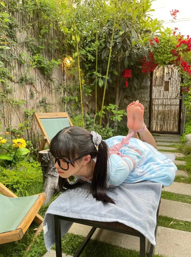 双马尾lo娘茶茶の户外裸足驷马写生TK放置-5