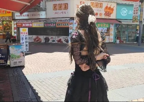 长颜草定拍合集 一部Lolita黑丝户外，一部捆绑电击。-3