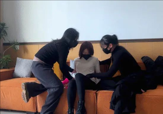 三女玩乐！小董被两个姐姐多层丝袜全包！轻度持续电击强制多重tk 放置-2