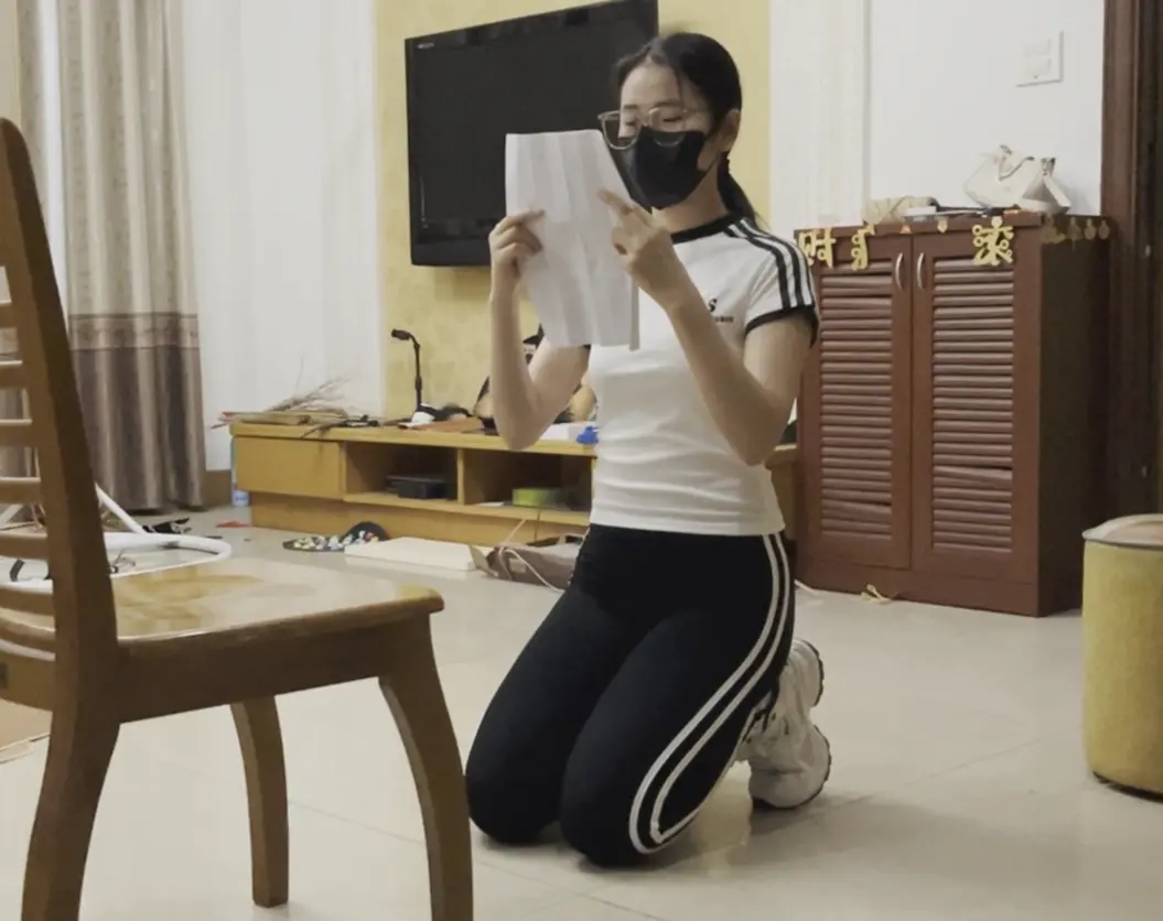 《纪舒静的家规责罚(重置版)》客户定拍调教之阿然剧情SP，和上次纪舒静责罚剧情完全一致，但是换了模特变成阿然，包括服装和挨打的情况等也做了些许调整，加入了打脚心play，整体更像女学生真实挨打了-13