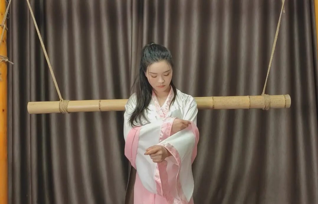 古装美女洛洛绑在竹竿上挠痒鞭打-8