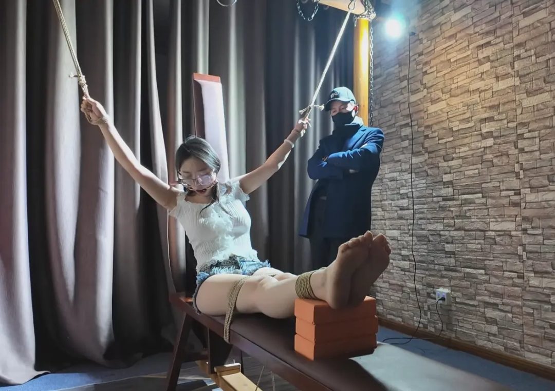 卢曼莹老虎凳各种堵嘴挠痒 牛仔裤 光腿光脚 堵嘴 口水 挠痒 挠脚心-6