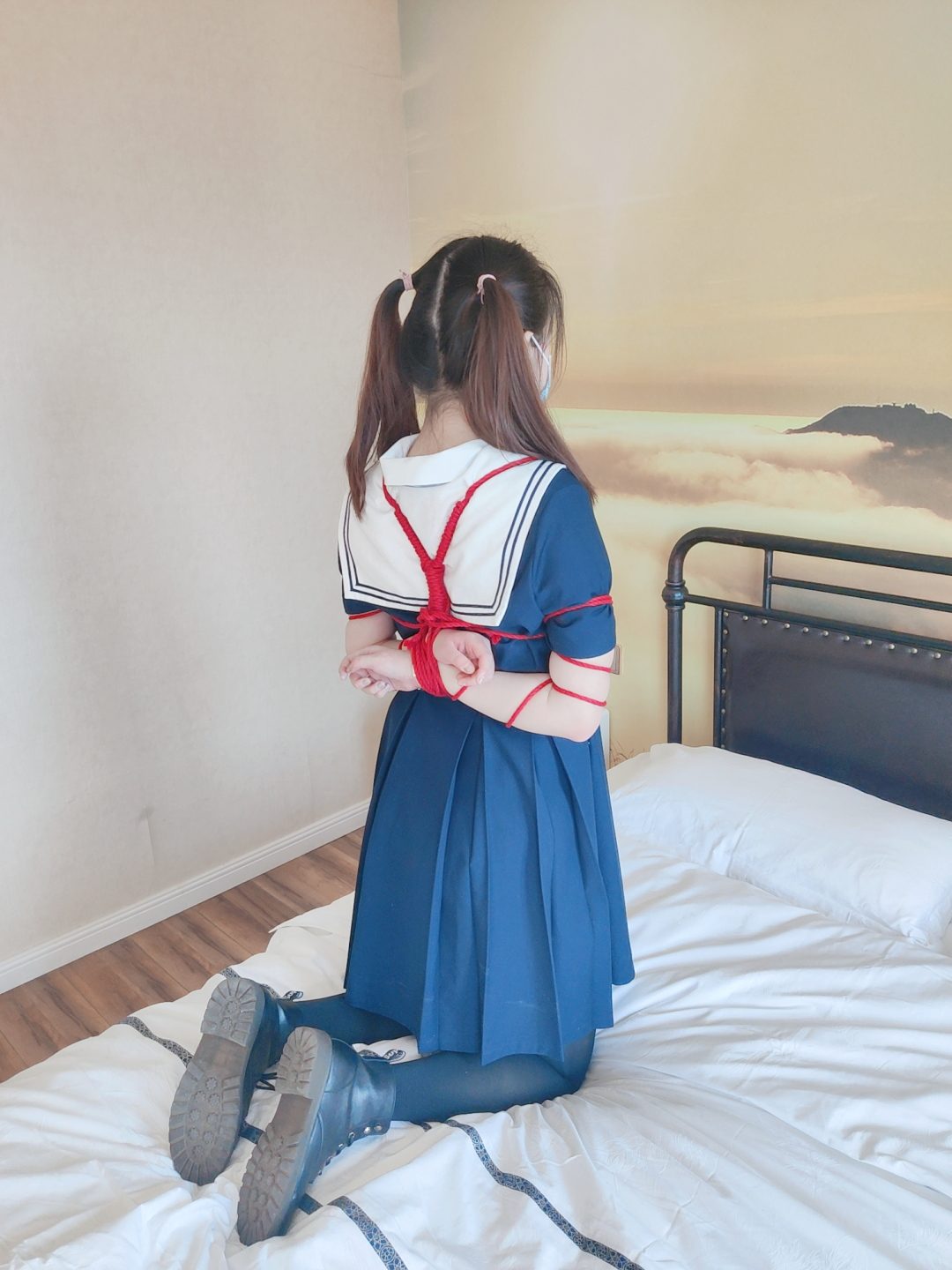 黑丝jk双马尾萝莉的五花大绑紧缚TK体验，把玩抚摸黑丝美腿-1